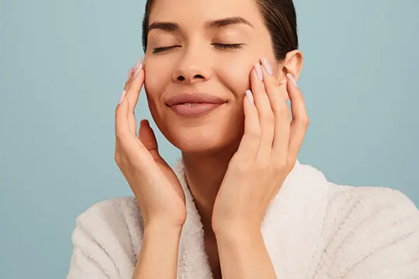  Kobieta o zdrowo wyglądającej cerze dzięki stosowaniu ceramidów